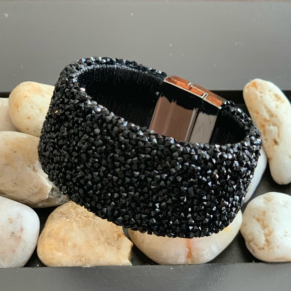 Black color Rhinestone Cluster Magnetic Bracelet - Picture 2 of 8